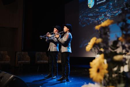 Slavnostna seja. Duo trobent: Žan Lorger in Urh Brajlih. 